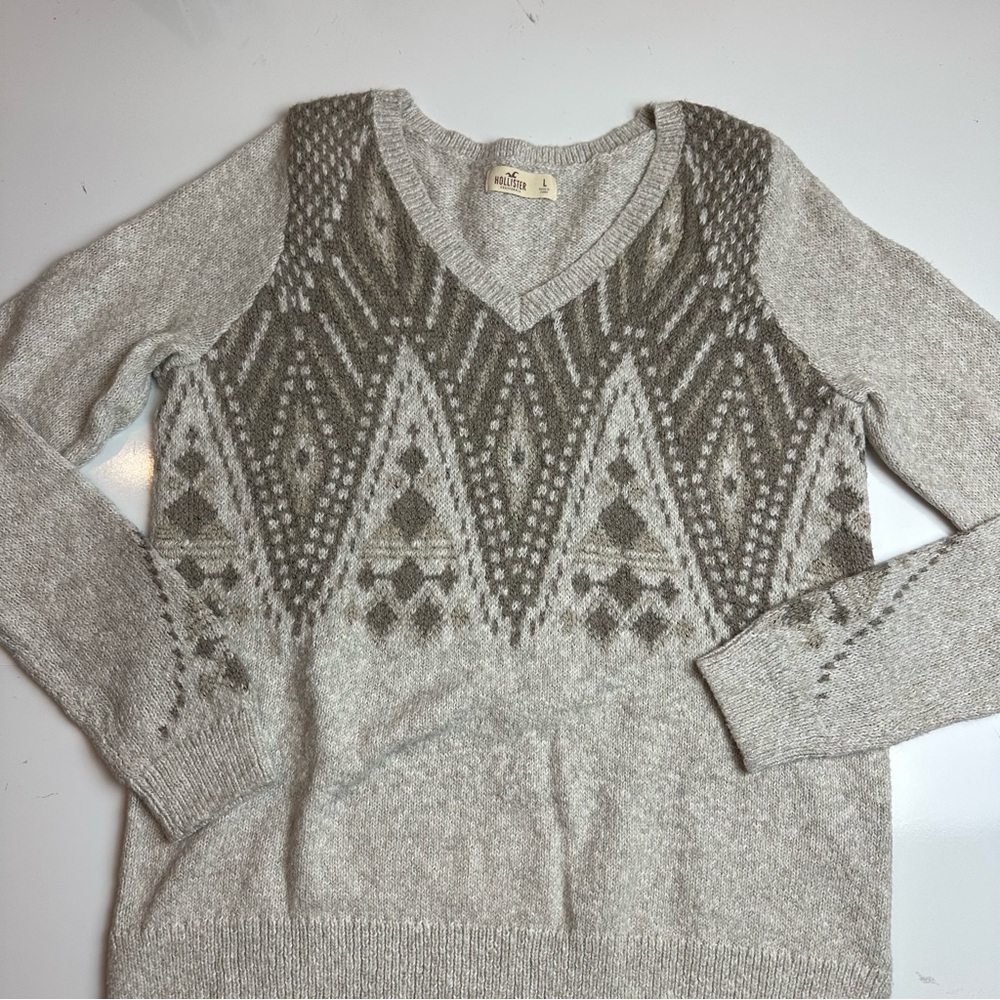 Hollister V-Neck Sweater in Light Gray with Pattern - Picture 2 of 11